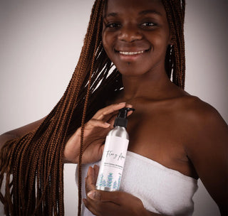 girl holding the Reinvigorating Body Oil with Lavandin, Rosemary and Tea Tree 100ml from Flor y Amor