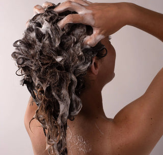 Shampoo / Conditioner bar from Flor y Amor in use