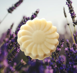 Lavender and Ylang Ylang soap 60g Flor y Amor with lavender background
